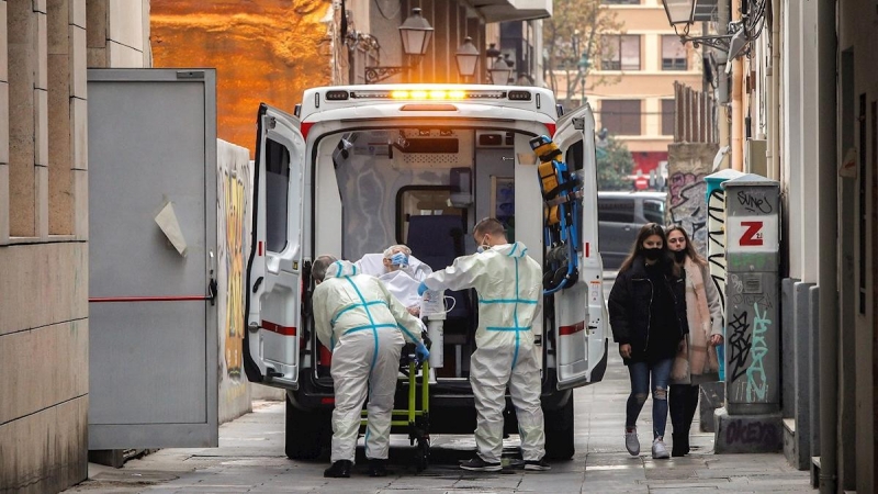 Una de las residentes de la residencia de ancianos de Velluters de València es trasladada en ambulancia a un hospital.