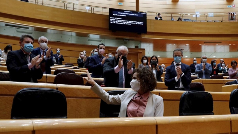 14/12/2020.- La ministra de Hacienda, María Jesús Montero, es aplaudida por varios senadores mientras comparece en la Cámara Alta durante el pleno de debate de la totalidad del proyecto de Ley de los Presupuestos Generales, este lunes, en Madrid. EFE/J.J.