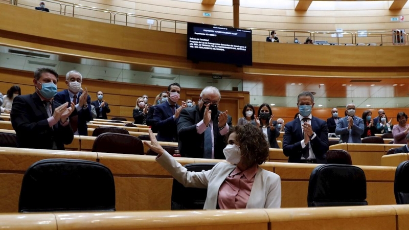 14/12/2020.- La ministra de Hacienda, María Jesús Montero, es aplaudida por varios senadores mientras comparece en la Cámara Alta durante el pleno de debate de la totalidad del proyecto de Ley de los Presupuestos Generales, este lunes, en Madrid. EFE/J.J.