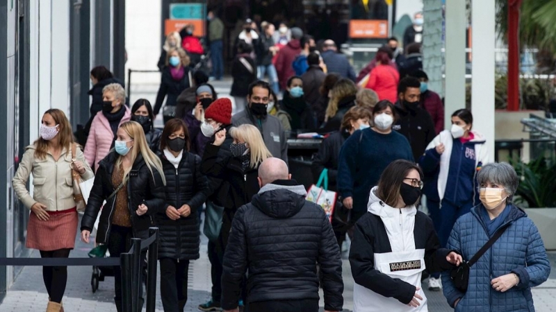 Varias personas pasean por el centro comercial Glories de Barcelona