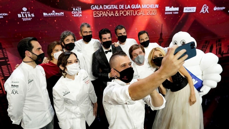 El chef David Muñoz (c); la presidenta de la Comunidad de Madrid, Isabel Díaz Ayuso (2i); el alcalde de Madrid, José Luis Martínez Almeida (3d); y los presentadores de la gala, los actores Cayetana Guillén Cuervo (d), y Miguel Ángel Muñoz (5d), entre otro