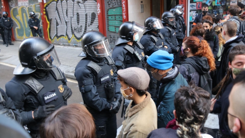 Un cordó policial impedeix que un grup d'activistes accedeixin al bloc Gayarre de Barcelona, on es desnonen quatre famílies.