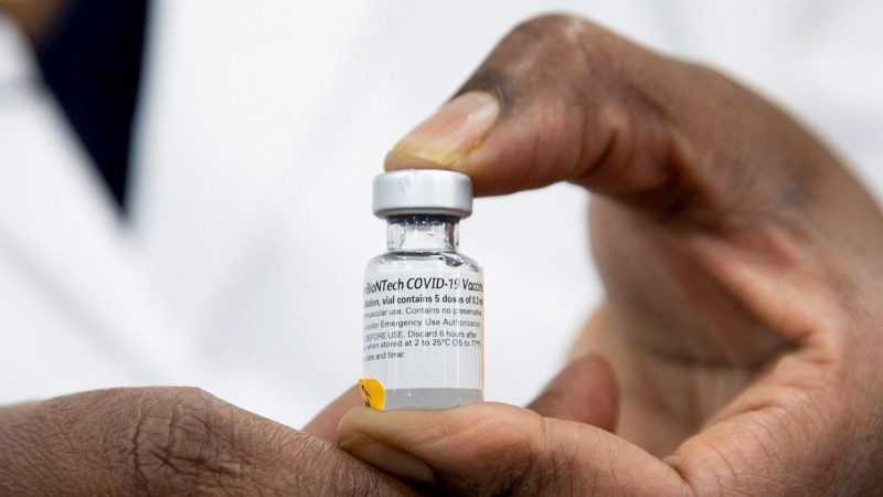 La doctora Michelle Chester sostiene una muestra de la vacuna para la covid19, este lunes en el Centro Médico Judío de Long Island, en Queens, Nueva York. La ciudad de Nueva York ha elegido a una enfermera de la comunidad afroamericana, una de las más cas