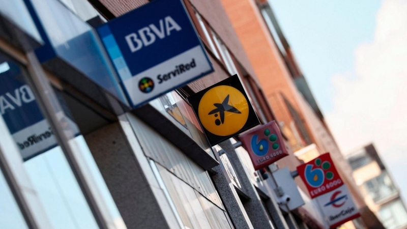 Varias oficinas bancarias en una calle de Madrid. . REUTERS/Sergio Perez.