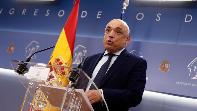 15/12/2020.- El portavoz adjunto del Partido Socialista en la Junta de Portavoces, Rafael Simancas, tras asistir a la reunión de la Junta de Portavoces, este martes, en el Congreso de los Diputados. EFE/Mariscal