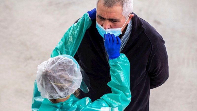 Un sanitario durante el cribado masivo.