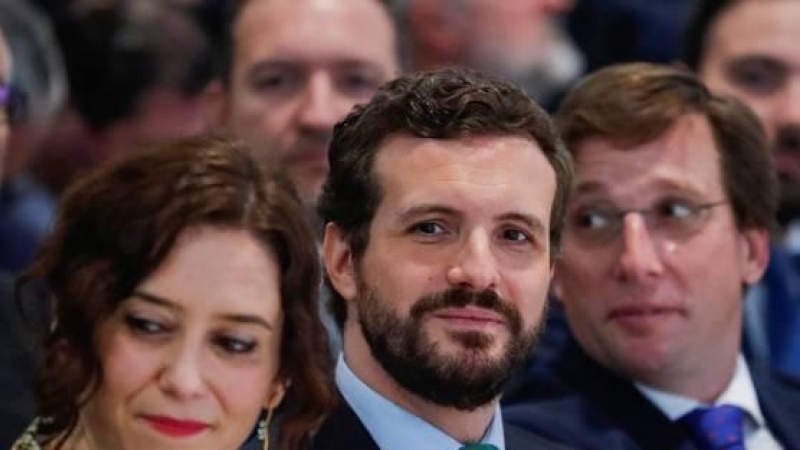 La presidenta de la Comunidad de Madrid, Isabel Díaz Ayuso (i),  el presidente del PP, Pablo Casado (c), y el alcalde madrileño José Luis Martínez- Almeida (d), el pasado enero en Fitur.