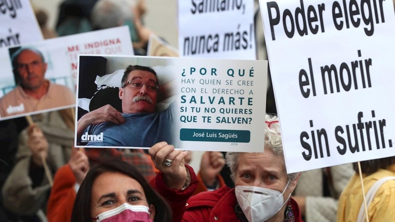 17/12/2020.- Vista de la concentración que Derecho a Morir Dignamente ha convocado frente Congreso de los Diputados. EFE/Kiko Huesca