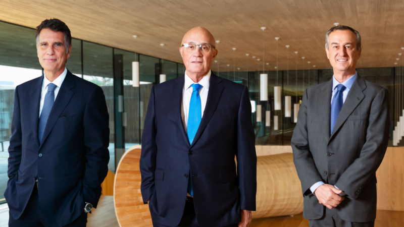 El presidente de Banco Sabadell, Josep Oliú (c), flanqueado por el consejero delegado Jaume Guardiola (i), y su sucesor, César González-Bueno (d).