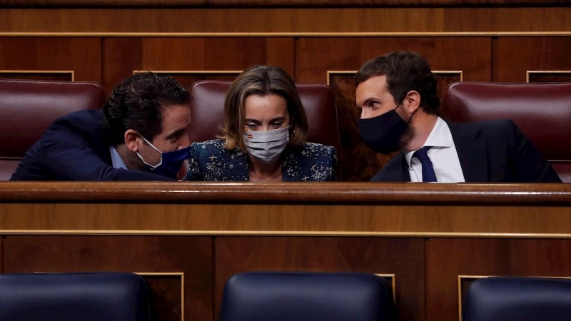 16/12/2020.- EL líder del PP, Pablo Casado (d), la portavoz, Cuca Gamarra y el secretario general, Teodoro García Egea, durante el pleno del Congreso ante el que presidente del Gobierno, Pedro Sánchez, comparece este miércoles a petición propia para infor