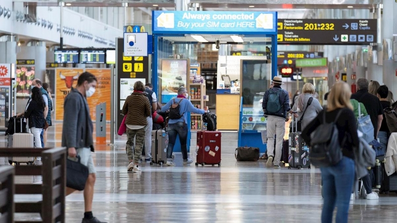 Llegada de turistas al aeropuerto de Tenerife Sur, en una imagen de archivo.