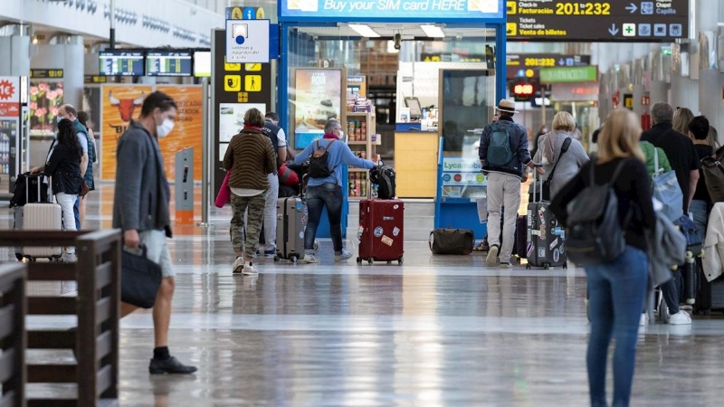 Llegada de turistas al aeropuerto de Tenerife Sur, en una imagen de archivo.