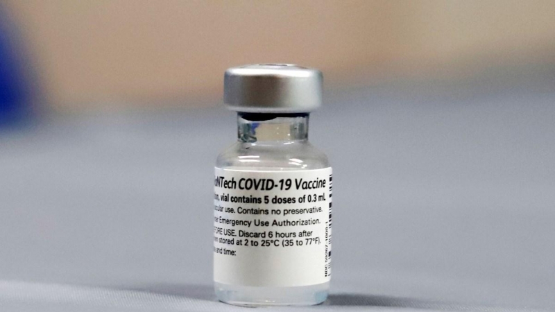 Vista de un envase de la vacuna de los laboratorios Pfizer/BioNTech contra la covid-19