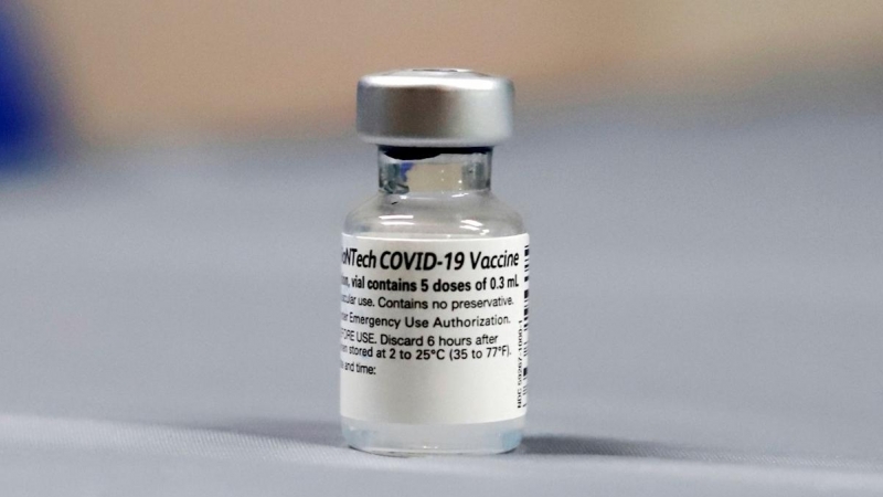Vista de un envase de la vacuna de los laboratorios Pfizer/BioNTech contra la covid-19