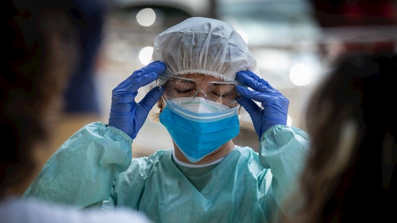 Una sanitaria se prepara antes de entrar en la carpa provisional para realizar test para detectar el coronavirus, en una imagen de archivo.