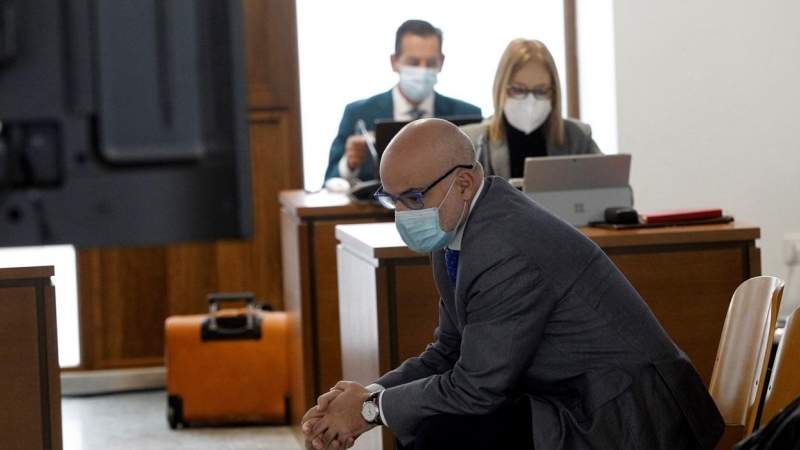 José Manuel López Pérez 'Coté', en el banquillo de la Audiencia Provincial de A Coruña, que lo juzga por ejercer como falso médico en Ferrol. EFE