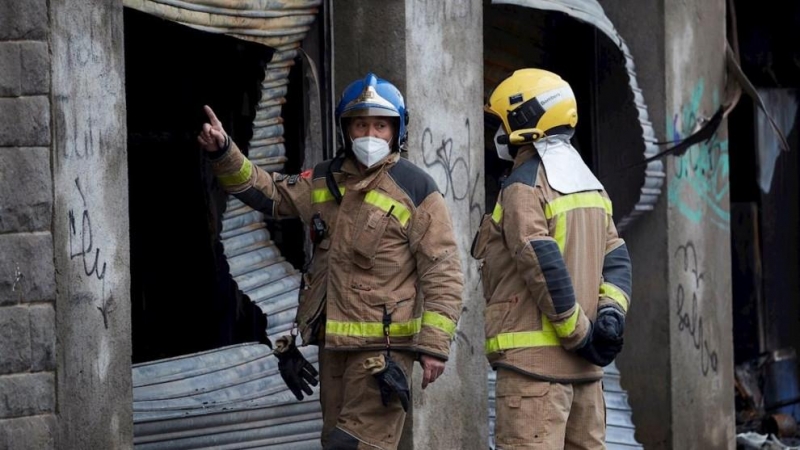 Los bomberos supervisan las tareas de desescombro y demolición de la nave ocupada de Badalona. — Alejandro García / EFE