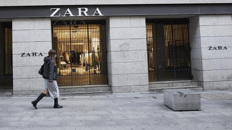 Una mujer pasa al lado del primer local de Zara que abrió en Madrid, junto a la Puerta del Sol, y que ha echado el cierre en noviembre.