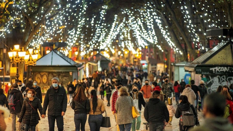 18/12/2020.- Ambiente en las Ramblas de Barcelona, este viernes.