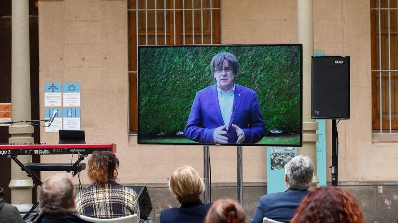 El expresidente de la Generalitat de Cataluña, Carles Puigdemont habla telemáticamente en un evento.