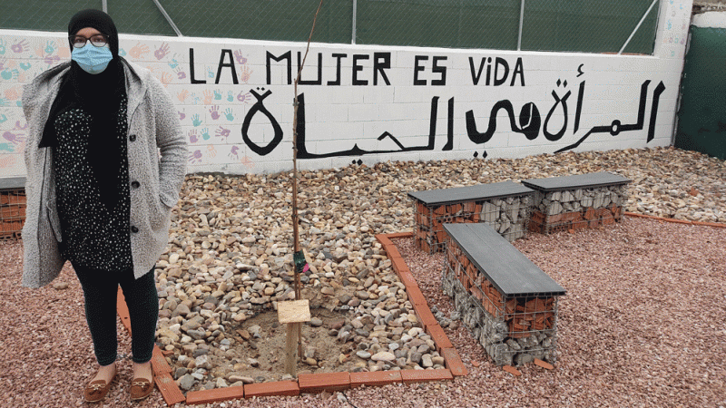 Fátima El Imlahi posa para Público delante de un mural que reza “La mujer es vida”