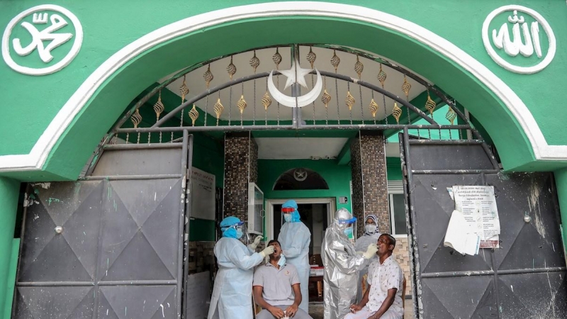Ciudadanos haciéndose pruebas de detección de la covid-19 en una mezquita en Colombo (Sri Lanka).