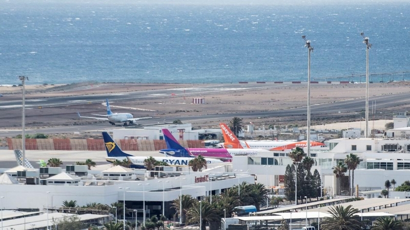 Imagen de archivo de varios aviones estacionados tras aterrizar en el aeropuerto César Manrique de Lanzarote.