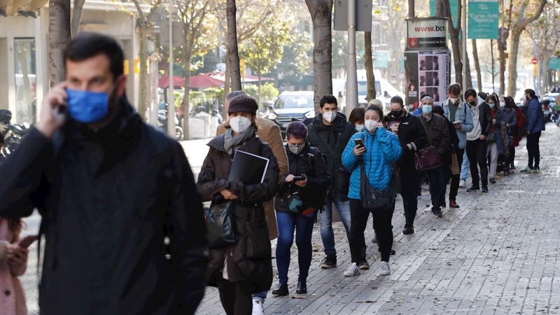 Multitud de personas hacen cola para hacerse test de antígenos en un laboratorio privado de Barcelona