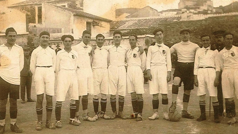 La futbolista Anita Carmona Veleta posa con el Vélez CF.