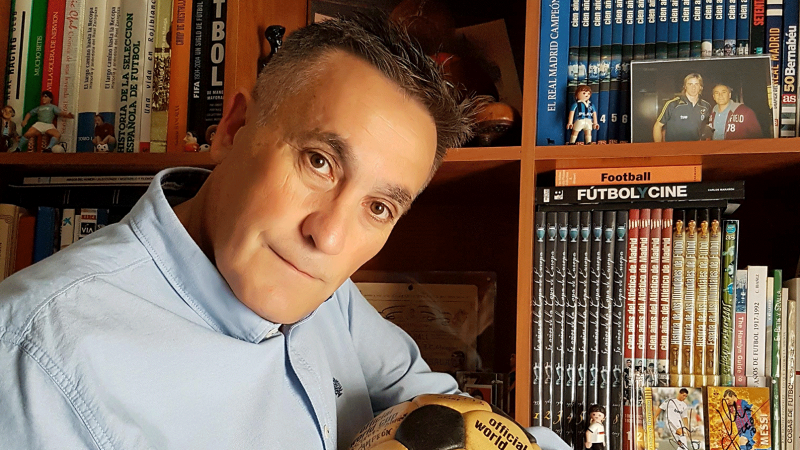 El periodista Jesús Hurtado, autor del libro '75 años de fútbol en Vélez'.