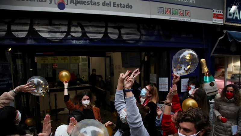 En la administración de 'Doña Manolita' de Madrid festejan haber vendido décimos del premio gordo que ha recaído en el número 72.897, dotado con cuatro millones de euros por serie (400.000 euros por décimo).