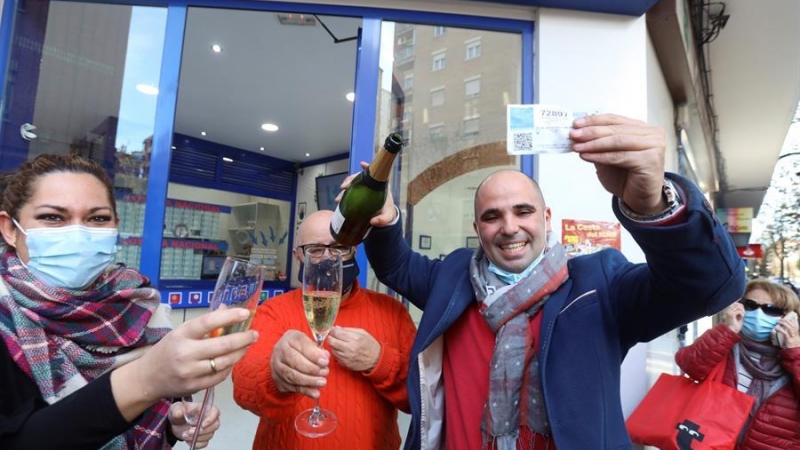 Celebración en el despacho de loterías 'Los Manolos' de Salamanca este martes tras conocerse que han vendido un único décimo de El Gordo, el número 72897.