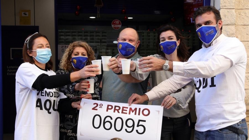 El número 6.095, segundo premio de la Lotería de Navidad, ha dejado 111,15 millones de euros en la Comunidad Valenciana, la mayor parte de ellos en Gandía (56,25 millones), Pinoso (36,25 millones) y Crevillente (10 millones).En la imagen, el dueño de la a
