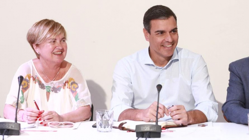 06/08/2019.- El secretario general del PSOE y presidente del Gobierno en funciones, Pedro Sánchez (2i) y la ex alta Comisionada del Gobierno frente al Reto Demográfico y secretaria de Función Pública del PSOE, Isaura Leal (1i), durante la reunión con orga