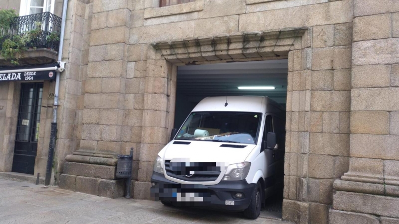 Furgoneta en la Casa Cornide (A Coruña).