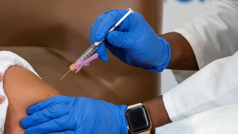 Un sanitario administra una dosis de la vacuna de Moderna en Nueva York, EEUU