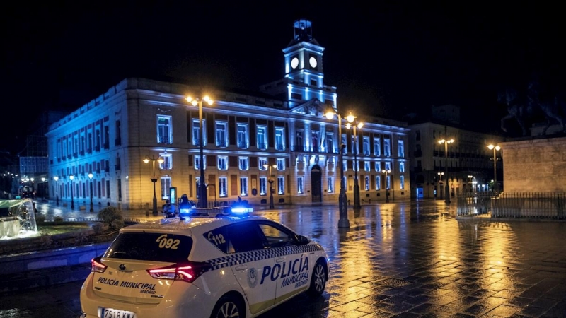 Un coche de la Policía Local vigila la Puerta del Sol, en una imagen de archivo.
