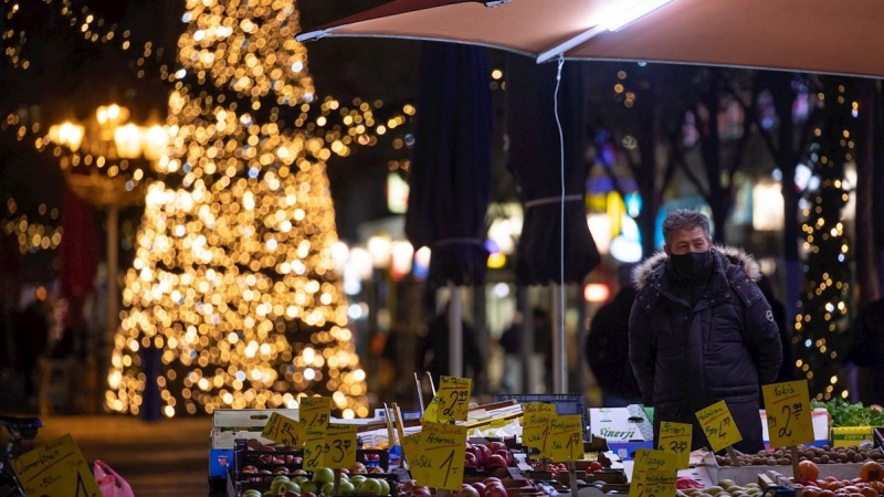 Un hombre camina por un mercadillo de fruta y verdura en Berlín (Alemania).