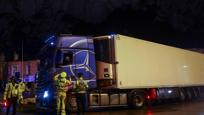 Agentes de Policía informan a un transportista en el puerto de Dover, que ya ha reanudado su actividad tras el cierre de 48 horas.