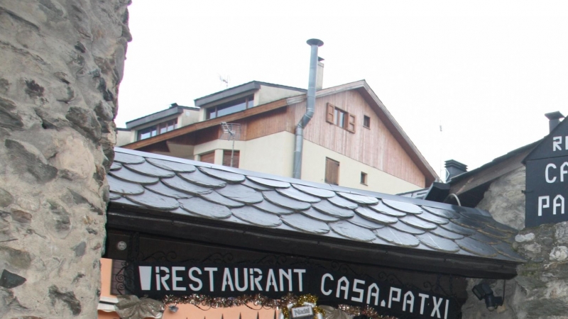 El restaurant Casa Patxi d'Alp, amb la porta tancada pel tancament perimetral de la Cerdanya.