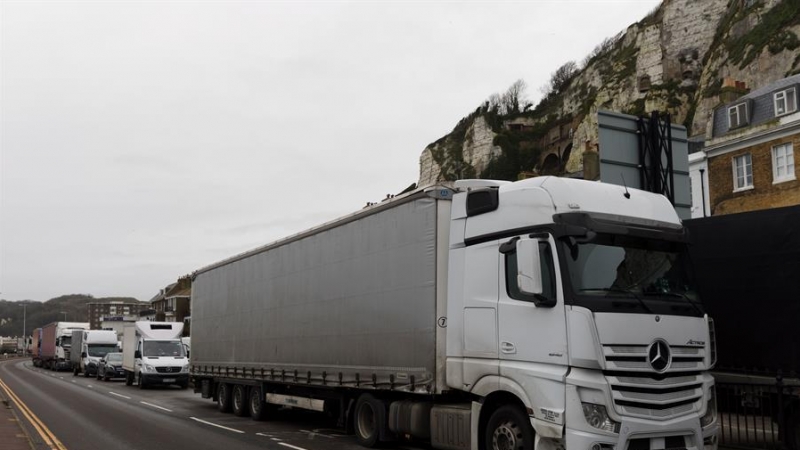 Los camiones de carga no pueden cruzar por mar ni por el Eurotúnel y el puerto de Dover está cerrado al tráfico de salida.