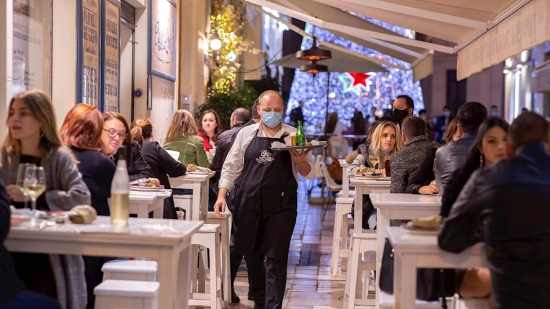 Varias personas en una terraza de Málaga el pasado viernes.