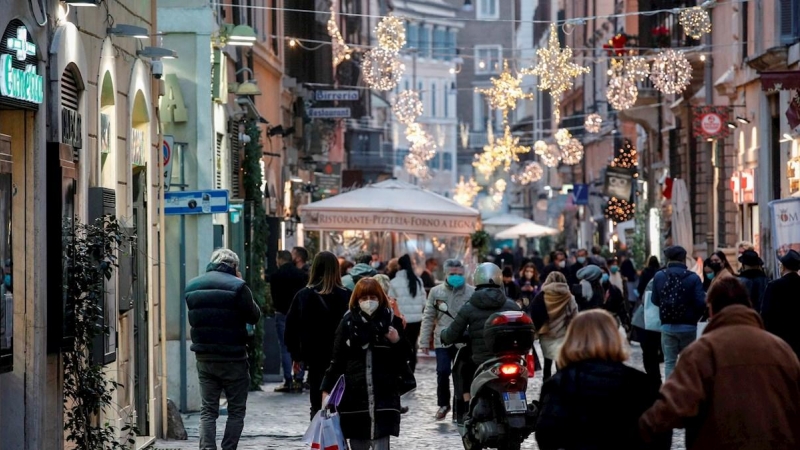 Transeúntes pasean por una calle de Roma, Italia