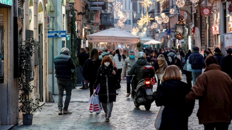 Transeúntes pasean por una calle de Roma, Italia