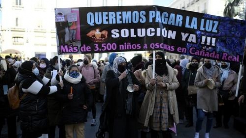 Vecinas de Cañada Real con pancartas reivindicativas durante una manifestación en la Puerta ante la sede del Gobierno regional, para reclamar solución para los cortes de suministro eléctrico que sufren, en Madrid