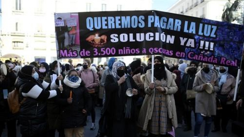 Vecinas de Cañada Real con pancartas reivindicativas durante una manifestación en la Puerta ante la sede del Gobierno regional, para reclamar solución para los cortes de suministro eléctrico que sufren, en Madrid