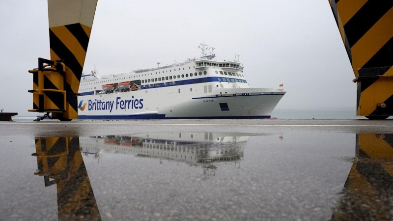 El barco de la compañía francesa Brittany Ferries a su llegada este miércoles al puerto de Santander procedente de la localidad inglesa de Portsmouth
