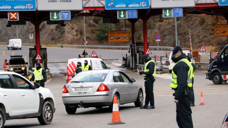 Controls de Mossos d'Esquadra a l'entrada del túnel del Cadí per accedir a la Cerdanya.