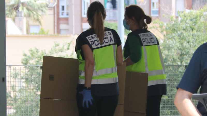 Agents de policia a la seu del Consell Esportiu de L'Hospitalet