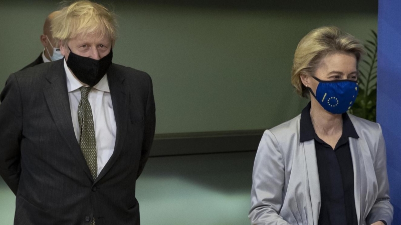 El primer Ministro británico Boris Johnson  y la presidenta de la Comisión Europea Ursula von der Leyen.